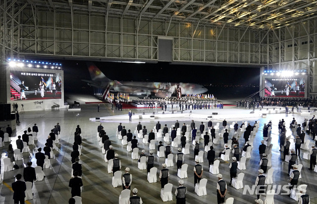 [성남=뉴시스] 배훈식 기자 = 문재인 대통령과 김정숙 여사가 25일 경기 성남시 서울공항에서 열린 6·25전쟁 제70주년 행사에 참석해 미디어파사드 영상을 바라보고 있다. 2020.06.25. dahora83@newsis.com