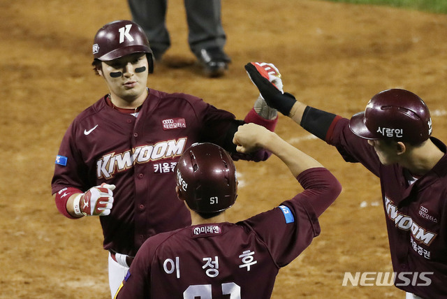 [서울=뉴시스]홍효식 기자 = 25일 오후 서울 송파구 잠실야구장에서 열린 '2020 프로야구 신한은행 SOL KBO리그' LG 트윈스와 키움 히어로즈의 더블헤더 2차전 경기에서 9회 초 1사 만루 상황, 키움 박병호가 만루 홈런을 치고 홈인한 뒤 동료들과 기뻐하고 있다. 2020.06.25. yesphoto@newsis.com
