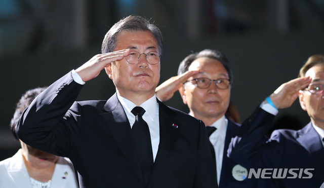 [성남=뉴시스] 배훈식 기자 = 문재인 대통령이 25일 경기 성남시 서울공항에서 열린 6·25전쟁 제70주년 행사에 참석해 거수경례를 하고 있다. 2020.06.25.&nbsp; dahora83@newsis.com