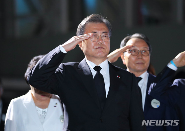 [성남=뉴시스] 배훈식 기자 = 문재인 대통령이 25일 경기 성남시 서울공항에서 열린 6·25전쟁 제70주년 행사에 참석해 거수경례를 하고 있다. 2020.06.25. dahora83@newsis.com