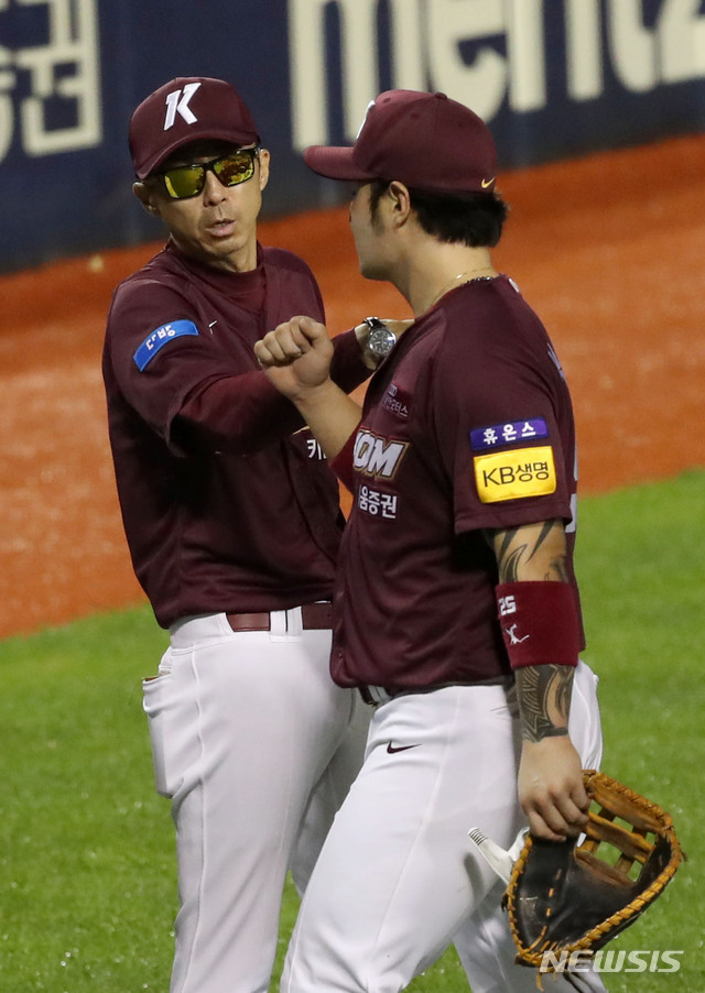 [서울=뉴시스]홍효식 기자 = 25일 오후 서울 송파구 잠실야구장에서 열린 '2020 프로야구 신한은행 SOL KBO리그' LG 트윈스와 키움 히어로즈의 더블헤더 2차전 경기를 마친 키움 손혁 감독과 박병호가 하이파이브를 하고 있다. 키움은 이날 LG와의 경기에서 8대5로 승리하며 8연승을 달성했다. 2020.06.25. yesphoto@newsis.com