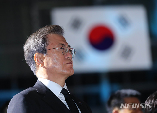 [성남=뉴시스] 배훈식 기자 = 문재인 대통령이 25일 경기 성남시 서울공항에서 열린 6·25전쟁 제70주년 행사에 참석해 국군전사자 유해 봉송을 바라보고 있다. 2020.06.25.&nbsp; dahora83@newsis.com