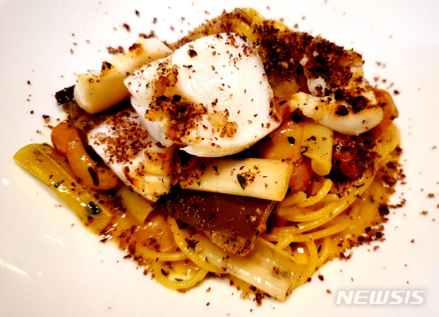 [서울=뉴시스]'ebt'의 '프리픽스 런치 코스' 메인 요리 중 '태운 대파, 엔초비를 곁들인 갑오징어 파스타' 