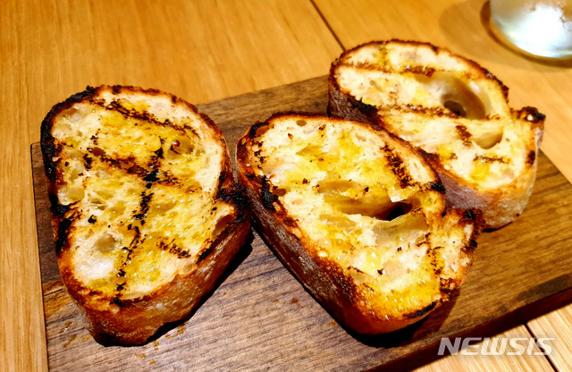 [서울=뉴시스]'ebt'의 '프리픽스 런치 코스' 중 '식전 빵'&nbsp; 