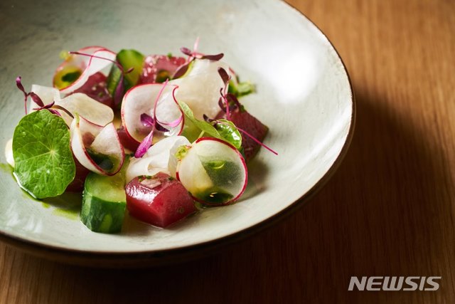 [서울=뉴시스]'ebt'의 '프리픽스 런치 코스' 스타터 중 '생 참치 샐러드' 