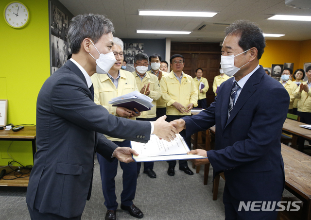 [전주=뉴시스] 한훈 기자 = 전북 전주시는 동물복지정책을 보다 체계적으로 추진하기 위해 임채웅 전북대학교 수의학과 교수를 동물복지 총괄자문관으로 위촉했다고 26일 밝혔다.(사진=전주시 제공).2020.06.26. photo@newsis.com 