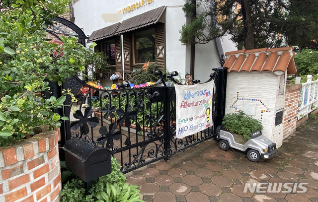 [안산=뉴시스]천의현 기자=26일 오전 집단 식중독이 발생한 안산시 상록구 소재 A유치원.