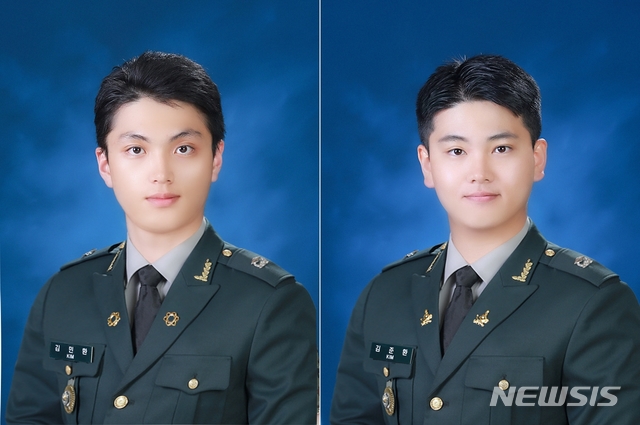 [괴산=뉴시스]강신욱 기자 = 충북 괴산 육군학생군사학교는 26일 육군 학사사관 65기와 단기간부사관 41기 통합 임관식을 했다. 학사사관 545명, 단기간부사관 20명 등 565명의 신임장교가 탄생했다. 이날 임관식에서는 다양한 사연의 신임장교들도 눈길을 끌었다. 4형제 중 첫째와 둘째에 이어 셋째와 넷째인 김민환(왼쪽) 소위와 김준환 소위가 이날 동시에 임관했다. (사진=육군학생군사학교 제공) 2020.06.26. photo@newsis.com