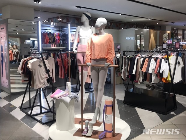 [서울=뉴시스] 신세계 강남점 애슬레저 매장. (사진=신세계백화점 제공)