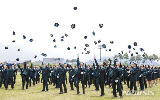 [괴산=뉴시스]강신욱 기자 = 충북 괴산 육군학생군사학교는 26일 육군 학사사관 65기와 단기간부사관 41기 통합 임관식을 한 가운데 소위로 임관하는 신임장교들이 모자를 던져 자축하고 있다. (사진=육군학생군사학교 제공) 2020.06.26. photo@newsis.com