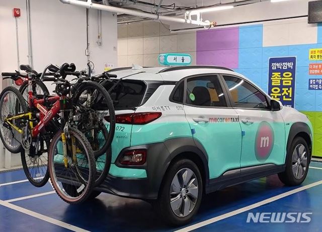 [서울=뉴시스]자전거 3대를 장착한 택시 모습. (사진=서울시 제공) 2020.06.26. photo@newsis.com