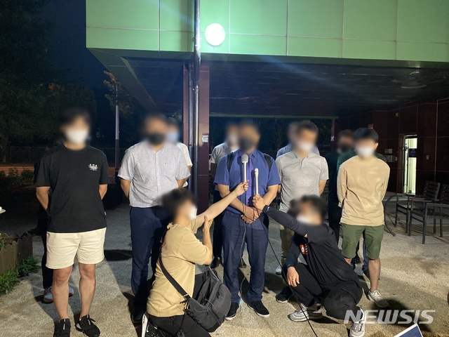 [안산=뉴시스]천의현 기자=지난 26일 오후 안산시 상록구의 한 커피숍 앞에서 집단 식중독 사태가 발생한 안산 A유치원 피해 학부모들이 첫 모임 후 입장을 설명하고 있다.