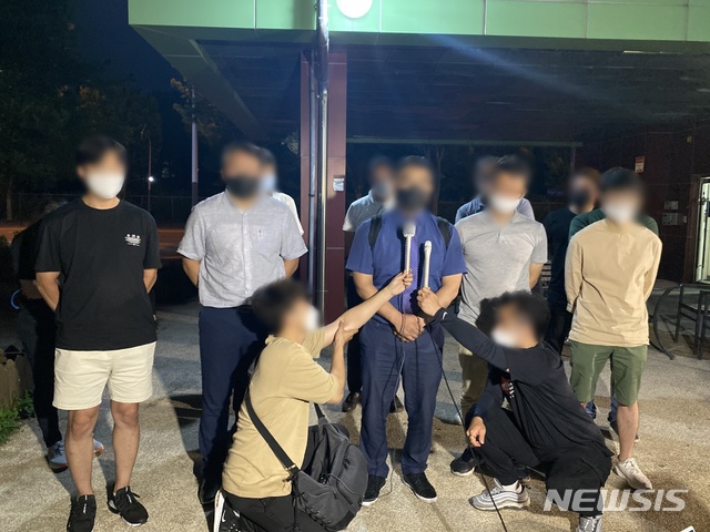 [안산=뉴시스]천의현 기자=지난 26일 오후 안산시 상록구의 한 커피숍 앞에서 집단 식중독 사태가 발생한 안산 A유치원 피해 학부모들이 첫 모임 후 입장을 설명하고 있다.