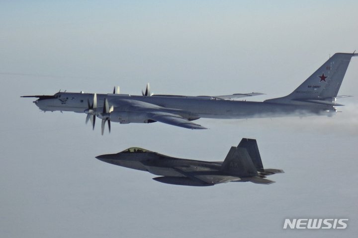 [AP/뉴시스}지난 2020년 3월 9일 북미항공우주방위사령부(NORAD)가 공개한 사진. 러시아 해상초계기 Tu-142가 알래스카 해안선 근처에서 요격되고 있다. NORAD가 19일 알래스카 인근 영공에서 작전중이던 러시아 항공기들을 요격했다고 밝혔다. 2026.2.21.