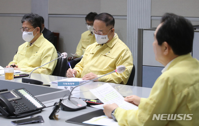 [서울=뉴시스]김명원 기자 = 홍남기 경제부총리 겸 기획재정부 장관과 박양우 문화체육관광부 장관이 26일 오전 서울 종로구 정부서울청사에서 열린 코로나19 중앙재난안전대책본부(중대본) 회의에 참석해 정세균 총리의 발언을 경청하고 있다. 2020.06.26. kmx1105@newsis.com