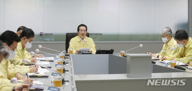 [서울=뉴시스]김명원 기자 = 정세균 국무총리가 26일 오전 서울 종로구 정부서울청사에서 열린 코로나19 중앙재난안전대책본부(중대본) 회의에 참석해 발언하고 있다. 2020.06.26.&nbsp; kmx1105@newsis.com