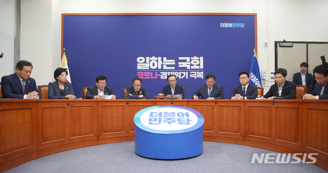 [서울=뉴시스]김선웅 기자 = 이해찬 더불어민주당 대표가 26일 오전 서울 여의도 국회에서 열린 최고위원회의에서 발언하고 있다. 2020.06.26. mangusta@newsis.com