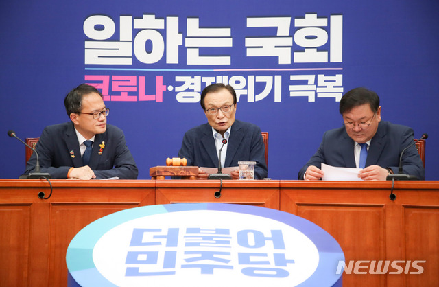 [서울=뉴시스]김선웅 기자 = 이해찬 더불어민주당 대표가 26일 오전 서울 여의도 국회에서 열린 최고위원회의에서 발언하고 있다. 2020.06.26. mangusta@newsis.com