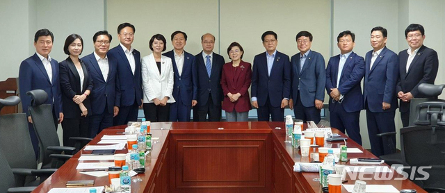 [서울=뉴시스]김선웅 기자 = 김기현, 이영, 유상범 의원 등 미래통합당 의원들이 26일 오전 국회 의원회관 간담회장에서 금요 공부모임인 '금시쪼문(금쪽같은 시간을 쪼개 문제의 해답을 찾는다)'에서 성한용 한겨레신문 대기자를 초청해 '21대총선 평가와 수권정당의 길'을 주제로 토론에 앞서 기념촬영을 하고 있다. (사진=김기현 의원실 제공) 2020.06.26. photo@newsis.com