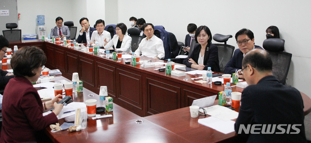 [서울=뉴시스]김선웅 기자 = 김기현, 이영, 유상범 의원 등 미래통합당 의원들이 26일 오전 국회 의원회관 간담회장에서 금요 공부모임인 '금시쪼문(금쪽같은 시간을 쪼개 문제의 해답을 찾는다)'에서 성한용 한겨레신문 대기자를 초청해 '21대총선 평가와 수권정당의 길'을 주제로 토론하고 있다. (사진=김기현 의원실 제공) 2020.06.26. photo@newsis.com