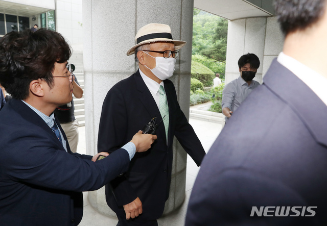 [서울=뉴시스] 고승민 기자 = 검찰수사심의위원회 위원장인 양창수 전 대법관이 26일 서울 대검찰청으로 들어서고 있다. 2020.06.26. kkssmm99@newsis.com