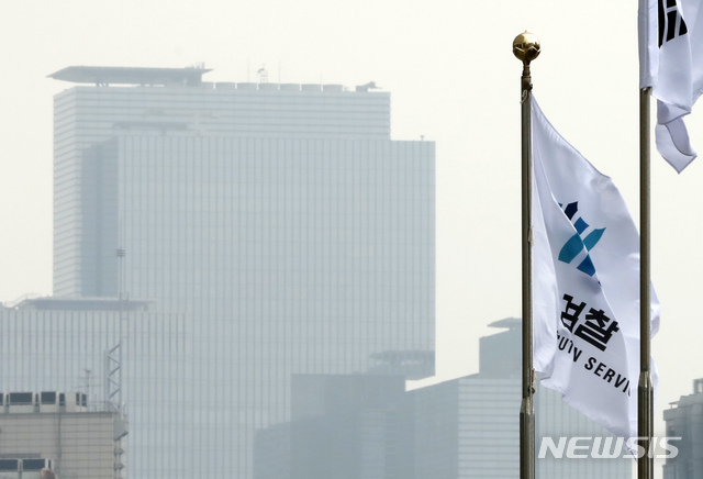 [서울=뉴시스] 서울 대검찰청에서 바라본 방향에 삼성전자 서초사옥과 검찰 깃발. 뉴시스DB 2020.06.25