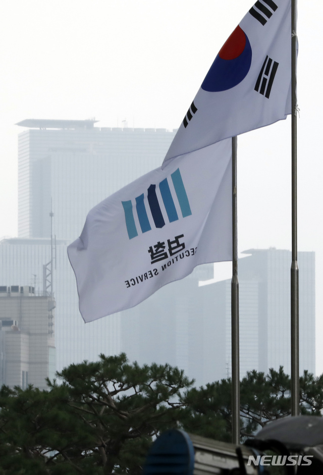[서울=뉴시스] 고승민 기자 = 삼성 합병 의혹 등에 대한 검찰 수사를 두고 외부 전문가들이 기소 여부 등을 판단하는 검찰 수사심의위원회(수사심의위)가 열리는 26일 서울 대검찰청에서 바라본 방향에 삼성전자 서초사옥과 검찰 깃발이 함께 보이고 있다. 2020.06.25.kkssmm99@newsis.com