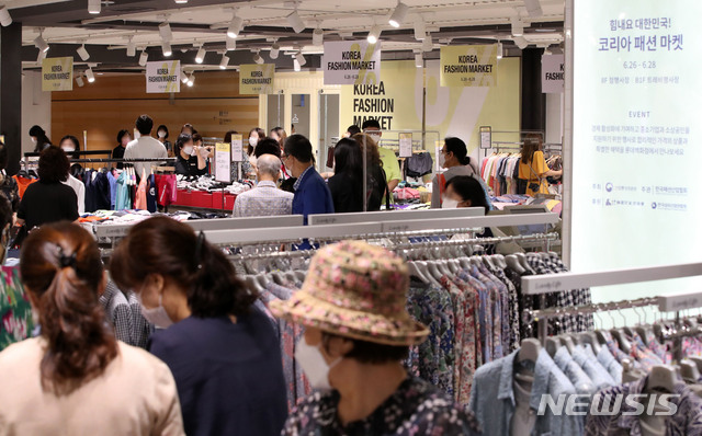 [서울=뉴시스] 고범준 기자 = 서울 송파구 롯데백화점 잠실점에서 고객들이 상품을 살펴보고 있다.2020.06.26. bjko@newsis.com 이 사진은 기사와 직접적인 관련 없음