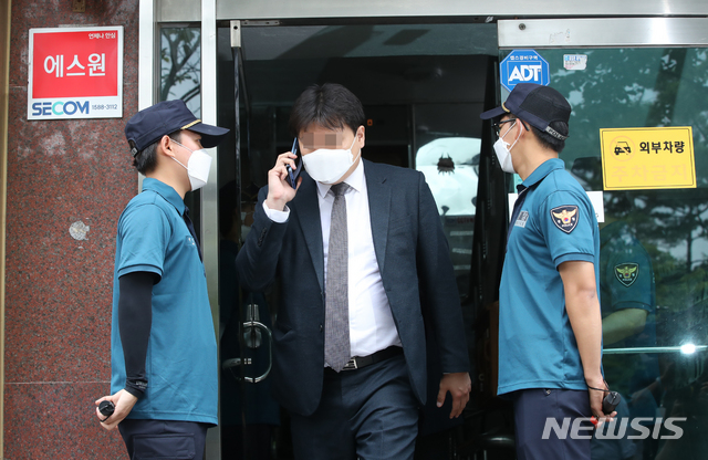 [서울=뉴시스] 조수정 기자 = 대북전단 살포를 해온 탈북민단체 '자유북한운동연합' 박상학 대표와 동생 '큰샘' 박정오 대표의 사무실에 대해 경찰이 압수수색을 한 26일 오후 서울 강남구 일원동 박상학의 '자유북한운동연합' 사무실에서 변호인이 나오고 있다. 2020.06.26. chocrystal@newsis.com