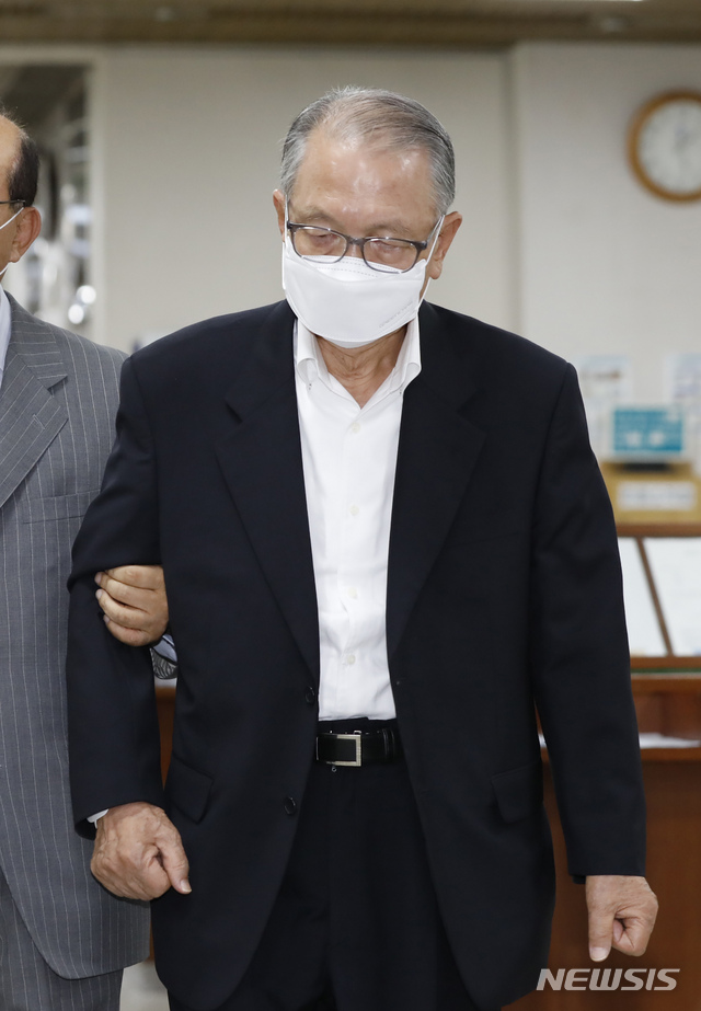 [서울=뉴시스] 고승민 기자 = 박근혜 정부 시절 보수단체 지원을 강요하는 등 이른바 '화이트리스트'를 주도한 혐의로 재판에 넘겨진 김기춘(81) 전 대통령 비서실장이 26일 파기환송심 선고를 받기 위해 서울고등법원 재판장으로 향하고 있다. 2020.06.26.kkssmm99@newsis.com