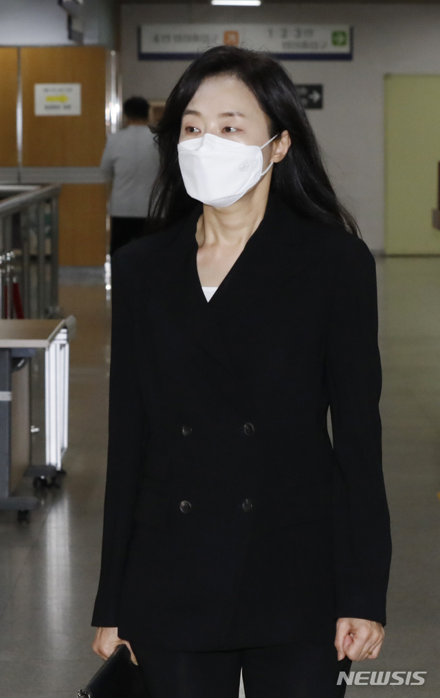 [서울=뉴시스] 고승민 기자 = 박근혜 정부 시절 보수단체 지원을 강요하는 등 이른바 '화이트리스트'를 주도한 혐의로 재판에 넘겨진 조윤선(54) 전 청와대 정무수석이 26일 파기환송심 선고를 받기 위해 서울고등법원 재판장으로 향하고 있다. 2020.06.26.kkssmm99@newsis.com