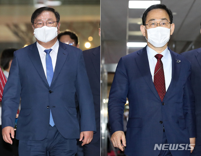 [서울=뉴시스]김선웅 기자 = 김태년 더불어민주당 원내대표와 주호영 미래통합당 원내대표가 26일 오후 서울 여의도 국회에서 박병석 국회의장과 3자회동을 하기 위해 각각 의장실로 향하고 있다. 2020.06.26.&nbsp; mangusta@newsis.com 