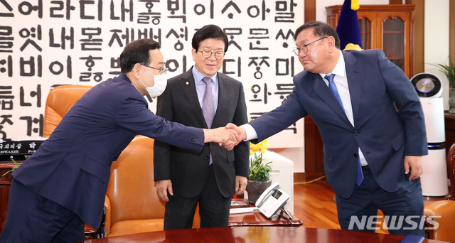 [서울=뉴시스]김선웅 기자 = 김태년 더불어민주당 원내대표와 주호영 미래통합당 원내대표가 26일 오후 서울 여의도 국회 의장실에서 박병석 국회의장과 회동하고 있다. 2020.06.26. mangusta@newsis.com