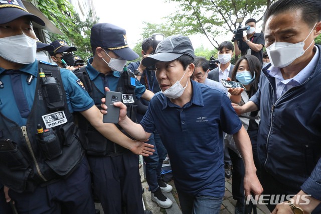 [서울=뉴시스] 조수정 기자 = 대북전단 살포를 해온 탈북민단체 '자유북한운동연합' 박상학 대표와 동생 '큰샘' 박정오 대표의 사무실에 대해 경찰이 압수수색을 하고 있는 26일 오후 박상학 대표가 서울 강남구 일원동 '자유북한운동연합' 사무실로 들어가고 있다. 2020.06.26. chocrystal@newsis.com