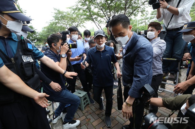 [서울=뉴시스] 조수정 기자 = 대북전단 살포를 해온 탈북민단체 '자유북한운동연합' 박상학 대표와 동생 '큰샘' 박정오 대표의 사무실에 대해 경찰이 압수수색을 하고 있는 26일 오후 박상학 대표가 서울 강남구 일원동 '자유북한운동연합' 사무실로 들어가고 있다. 2020.06.26.&nbsp; chocrystal@newsis.com