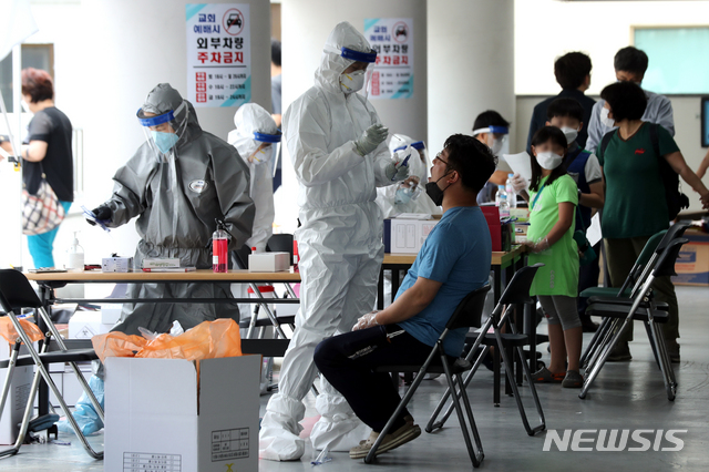 [서울=뉴시스] 이윤청 기자 = 26일 신종 코로나바이러스 감염증(코로나19) 확진자가 발생한 서울 관악구 왕성교회에 설치된 임시 선별진료소에서 신도들이 검체 채취를 받고 있다. 2020.06.26. radiohead@newsis.com