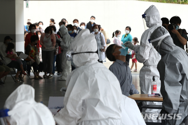 [서울=뉴시스] 이윤청 기자 = 26일 신종 코로나바이러스 감염증(코로나19) 확진자가 발생한 서울 관악구 왕성교회에 설치된 임시 선별진료소에서 신도들이 검체 채취를 받고 있다. 2020.06.26.&nbsp;&nbsp; radiohead@newsis.com