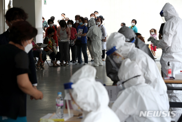 [서울=뉴시스] 이윤청 기자 = 26일 신종 코로나바이러스 감염증(코로나19) 확진자가 발생한 서울 관악구 왕성교회에 설치된 임시 선별진료소에서 신도들이 검체 채취를 받고 있다. 2020.06.26. radiohead@newsis.com
