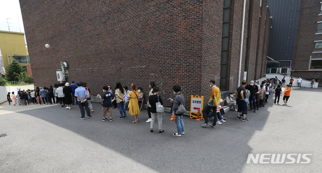 [서울=뉴시스] 이윤청 기자 = 26일 신종 코로나바이러스 감염증(코로나19) 확진자가 발생한 서울 관악구 왕성교회에 설치된 임시 선별진료소에서 신도들이 검사를 받기 위해 줄지어 대기하고 있다. 2020.06.26.&nbsp; radiohead@newsis.com