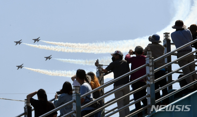 [부산=뉴시스] 하경민 기자 = 제70주년 대한해협해전 전승 기념행사가 열린 26일 오후 부산 남구 해군작전사령부 상공을 공군 특수비행팀 '블랙이글스'가 수놓고 있다. 2020.06.26. yulnetphoto@newsis.com