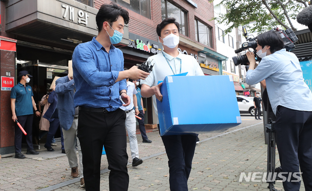 [서울=뉴시스]조수정 기자 = 26일 자유북한연합 박상학 대표의 동생인 박정오씨가 대표로 있는 서울 일원동 사단법인 큰샘에서 압수수색을 마친 경찰이 박스를 들고 승합차로 향하고 있다. 2020.06.26. photo@newsis.com