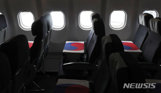 [서울=뉴시스]공군 장병들이 22일(현지시간) 미국 히캄공군기지에서 미국측으로부터 인수받은 한국군 유해를 KC-330 공중급유기 좌석에 고정시키고 있다. (사진=국방일보 제공) 2020.06.27. photo@newsis.com