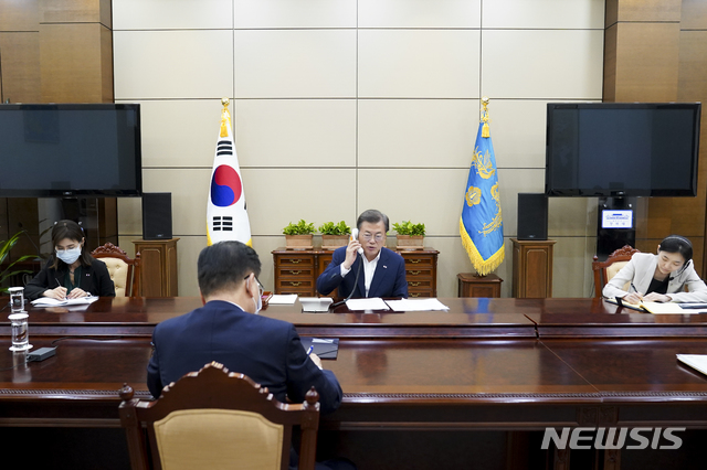[서울=뉴시스]문재인 대통령이 26일 오후 청와대 여민관에서 시모네타 소마루가 스위스 대통령과 전화 통화하고 있다.(사진=청와대 제공) 2020.06.26. photo@newsis.com