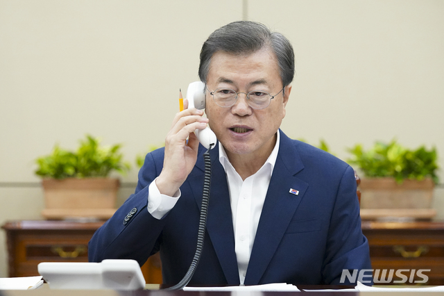 [서울=뉴시스]문재인 대통령이 26일 오후 청와대 여민관에서 시모네타 소마루가 스위스 대통령과 전화 통화하고 있다.(사진=청와대 제공) 2020.06.26. photo@newsis.com