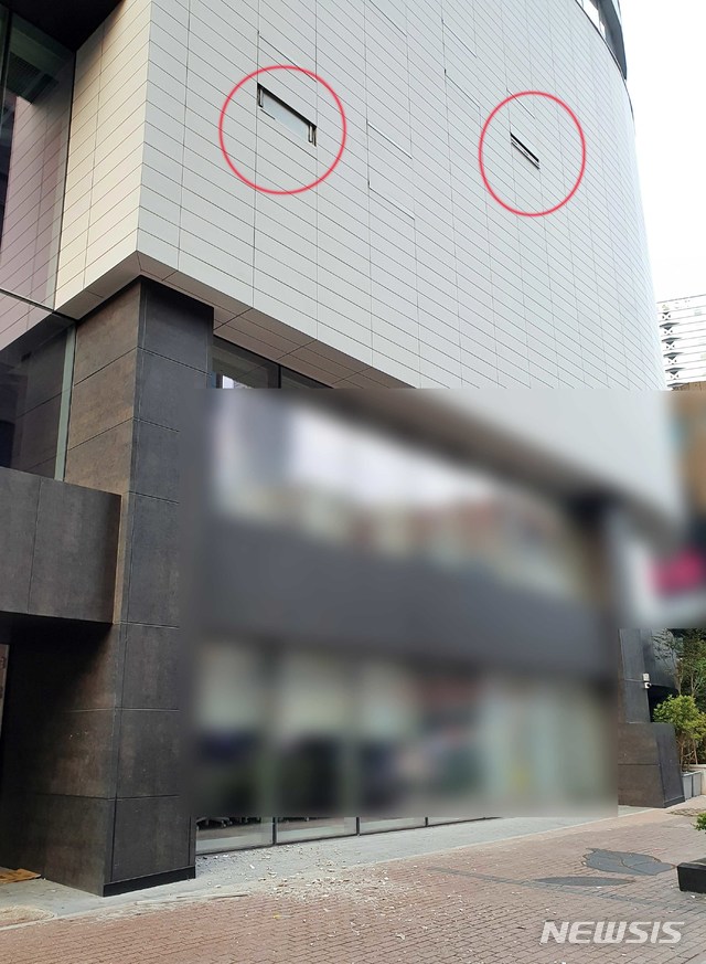 [부산=뉴시스] 27일 오전 5시 38분께 부산 부산진구 부전동의 한 건물 외벽 타일 일부가 떨어졌다. (사진=부산소방재난본부 제공)