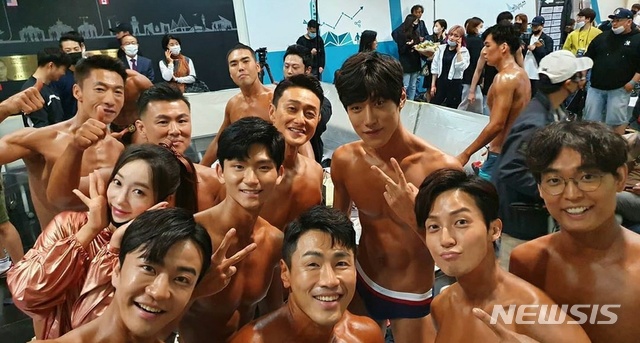 [서울=뉴시스] 코미디언 허경환, 박영진, 김원효, 김지호가 피트니스 대회에 참가했다. (사진 = 허경환 인스타그램) photo@newsis.com