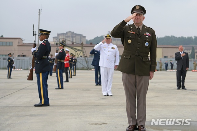 [서울=뉴시스] 유엔사는 6월26일 오산 공군기지에서 유엔 전사자 유해 6구의 유해 송환식을 진행했다. 2020.06.27. (사진=유엔사 제공)
