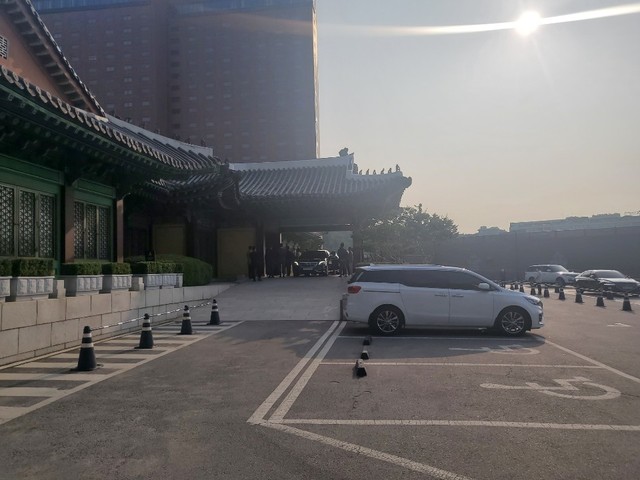 [서울=뉴시스] 이건희 삼성전자 회장 부인인 홍라희 여사가 27일 오후 5시40분께 서울 신라호텔 영빈관에서 열린 서경배 아모레퍼시픽 회장 장녀 민정씨와 홍석준 보광창업투자 회장의 장남 정환씨 약혼식에 참석하고 있다. 