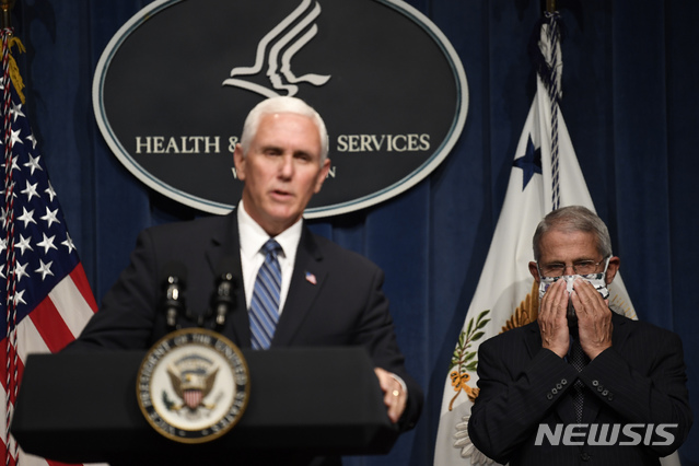 [워싱턴=AP/뉴시스] 마이크 펜스 미국 부통령(왼쪽)이 26일(현지시간) 미 보건복지부 기자회견장에서 백악관 신종 코로나바이러스 감염증(코로나19) 태스크포스(TF) 브리핑 중 발언하고 있다. 2020.6.27.