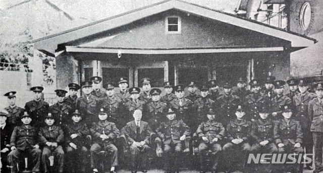 [서울=뉴시스] 1946년 6월 15일 당시 국방과 경비를 책임진 미군정 통위부(統衛府) 간부들이 기념 촬영을 하고 있다. 앞줄 왼쪽 3번째부터 채원개, 원용덕, 이형근, 유동열, 송호성, 이응준, 정일권, 김일환, 최홍희, 뒷줄 왼쪽 1번째 김종평, 2번째 강영훈, 6번째 최경록, 최남근, 최영희, 최덕신, 김완룡, 김종오, 양국진, 이한림, 17번째 김익렬 등의 모습이 보인다. 이중 최남근은 1949년 국방경비법 위반으로 총살됐고, 유동열과 송호성은 전쟁 시기에, 최홍희와 최덕신은 그 후에 북으로 가 현재 북의 국립묘지인 애국열사릉과 재북 인사 묘에 묻혔다. (사진=미디어한국학 제공) 2020.06.28. photo@newsis.com